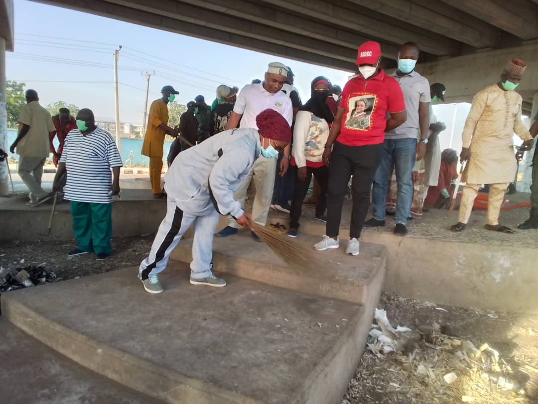 Adamawa govt enforces environmental sanitation as SEC members join in street cleaning