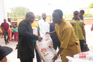 AKWA IBOM: Gov. Umo Eno celebrates Entertainers; gift bags of Rice