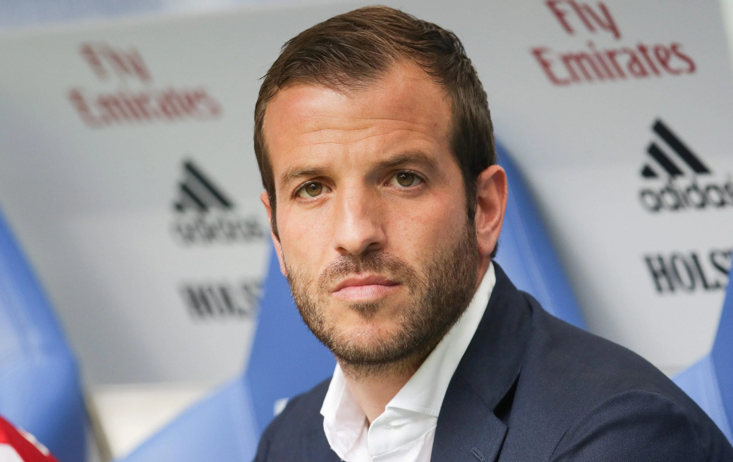 UCL: He plays football like postman – Van der Vaart slams Barcelona star