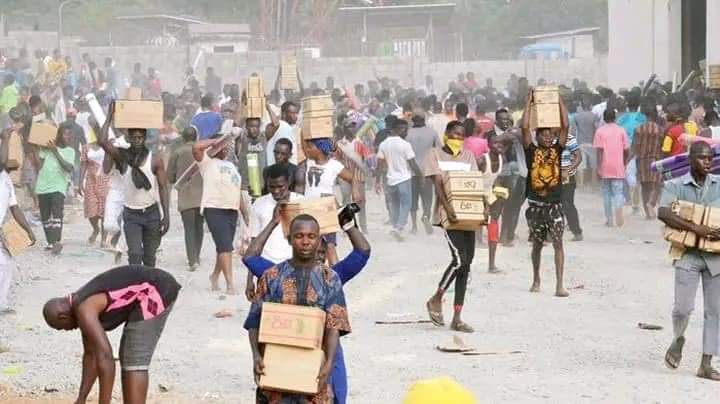 BREAKING: FCT residents loot NEMA warehouse