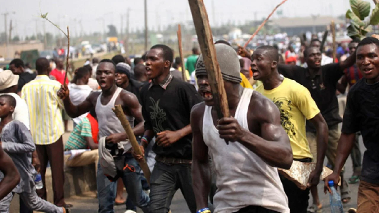 Hoodlums hold journalists hostage in Osun court premises