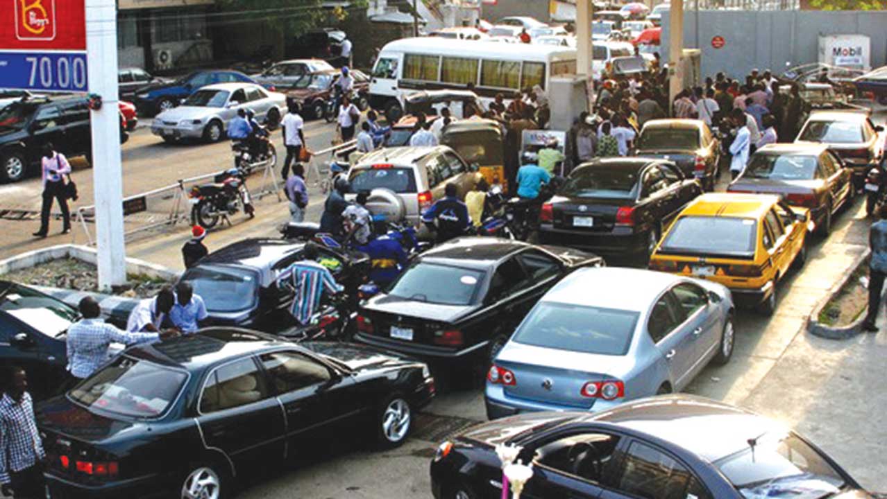 Fuel scarcity: Lagos residents stranded as petrol hits N1,000 per litre