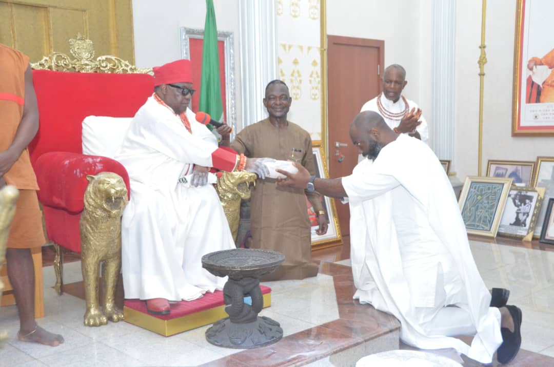Nigerian Govt presents looted artefacts returned by Germany to Oba of Benin