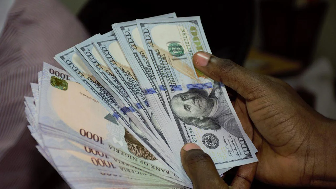 Naira slumps massively against dollar in response to CBN’s interest rate hike